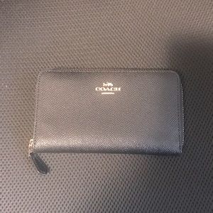 EUC Coach Medium Zippered Wallet